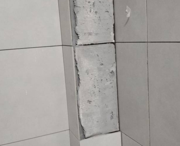 深圳瓷砖空鼓维修公司分享下瓷砖施工前基层浇水润湿程度不足，可能导致以下问题